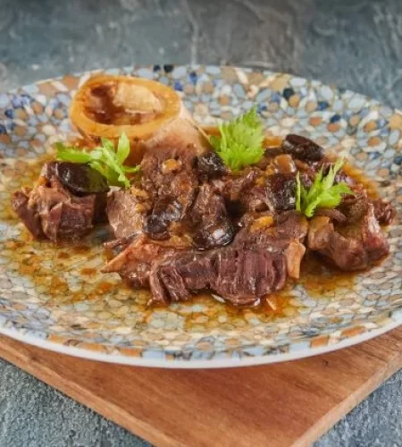 ossobuco-with-spindle-beef-cognac-and-garlic-blac-2021-12-28-00-54-48-utc-min